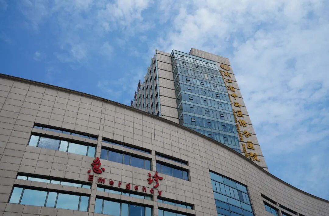 摔了一跤回家躺了3小时,妻子硬把他拽进医院,一查腹腔积血3500毫升!