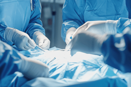 摔了一跤回家躺了3小时,妻子硬把他拽进医院,一查腹腔积血3500毫升!