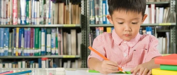 开学季近视防护指南：给眼睛也发一张“课程表”