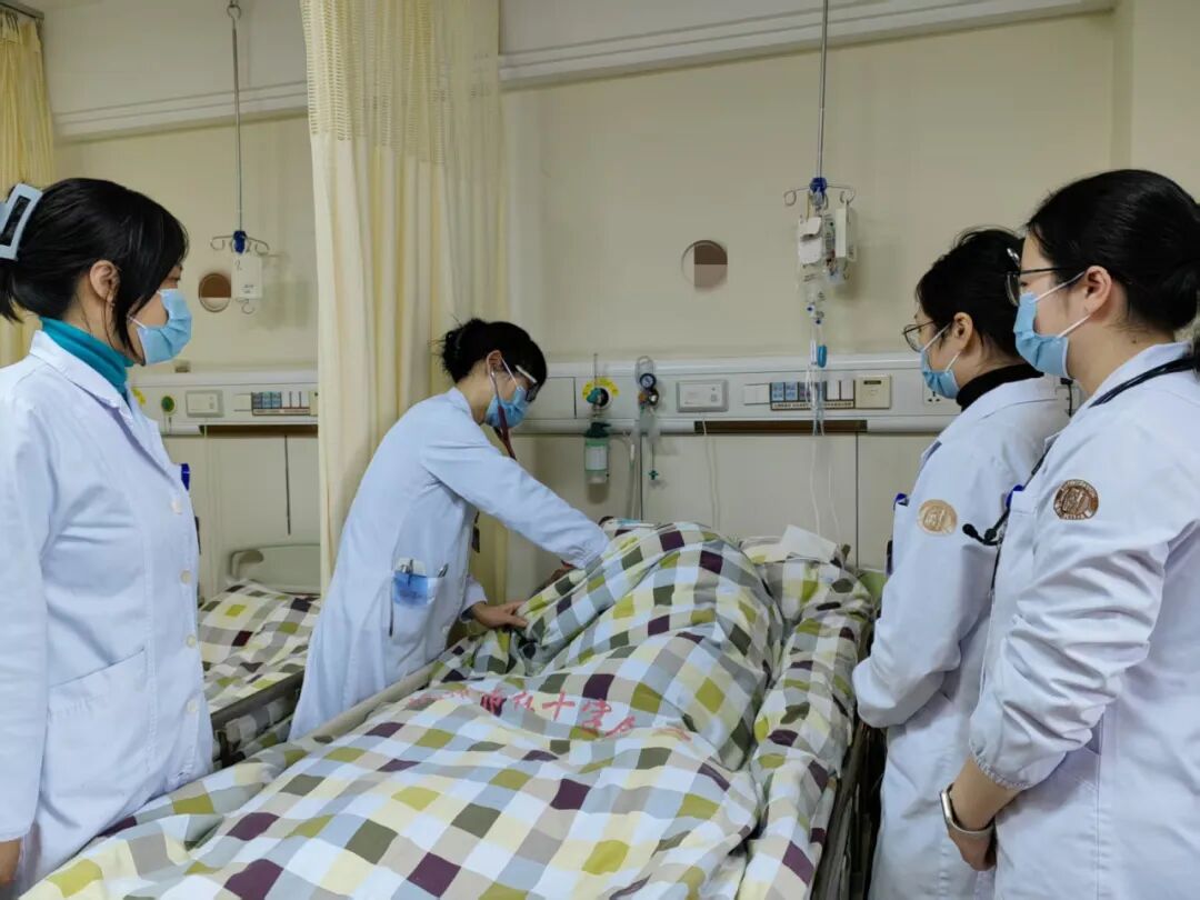 忘关火、囤杂物、半夜游荡……医生：可怕的不是“记性差”，而是大脑失去“危险感知”！