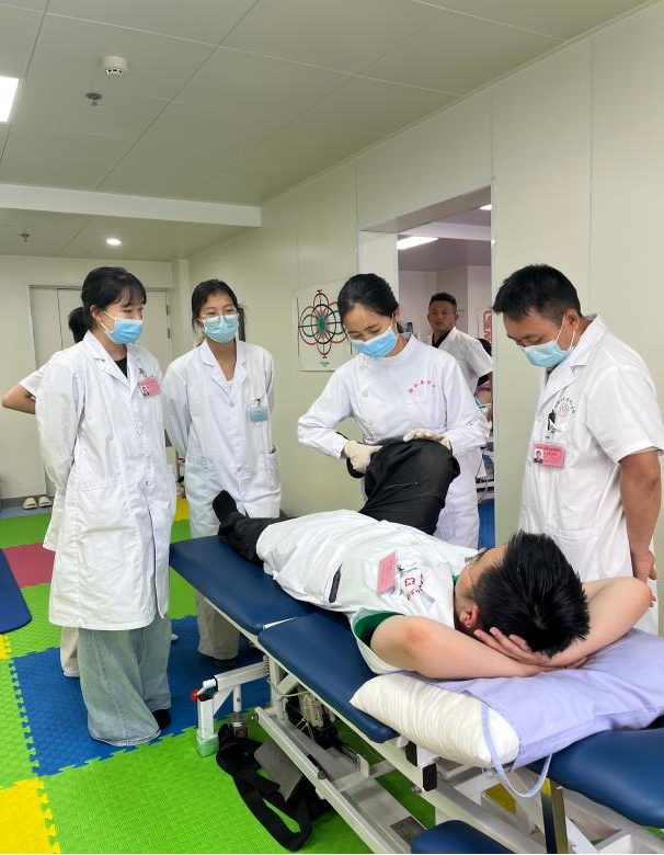 暖医情·便民行丨从晨光到灯火：一名康复治疗师的一天