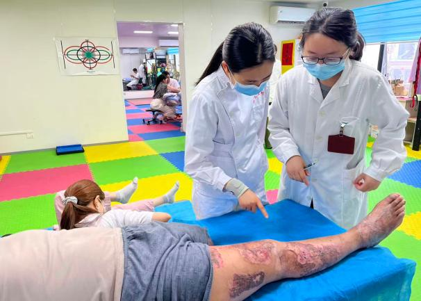 暖医情·便民行丨从晨光到灯火：一名康复治疗师的一天