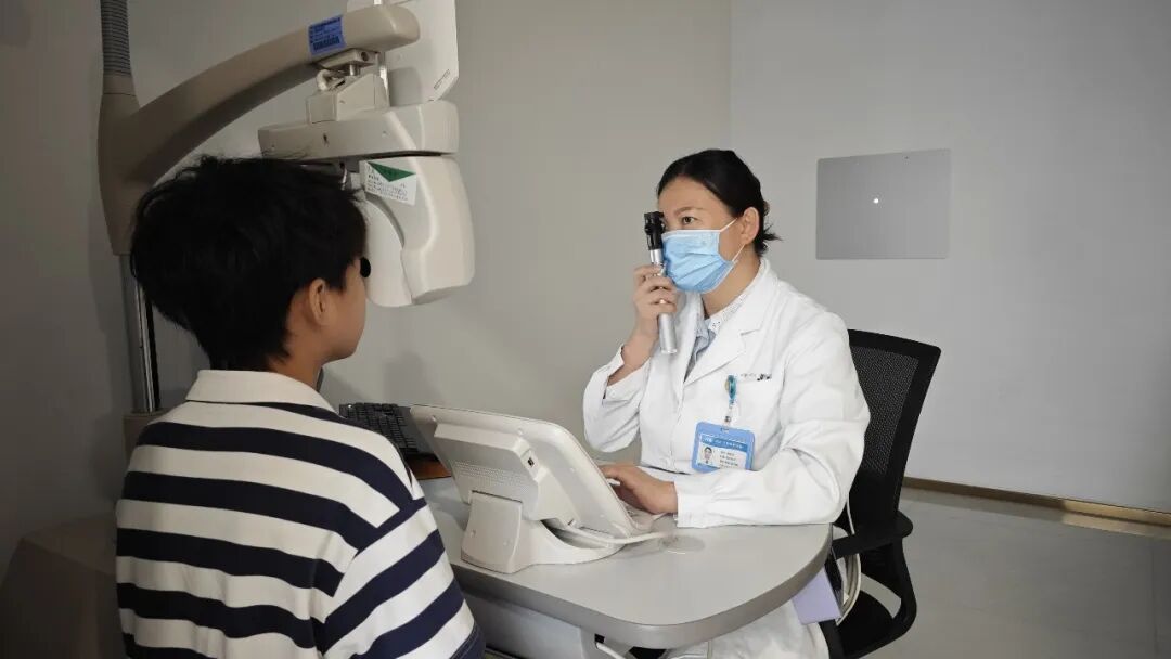 别让“小眼镜” 过早“盯上”孩子!小儿近视防控全攻略