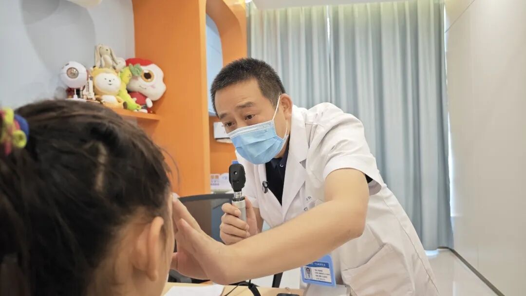 别让“小眼镜” 过早“盯上”孩子!小儿近视防控全攻略