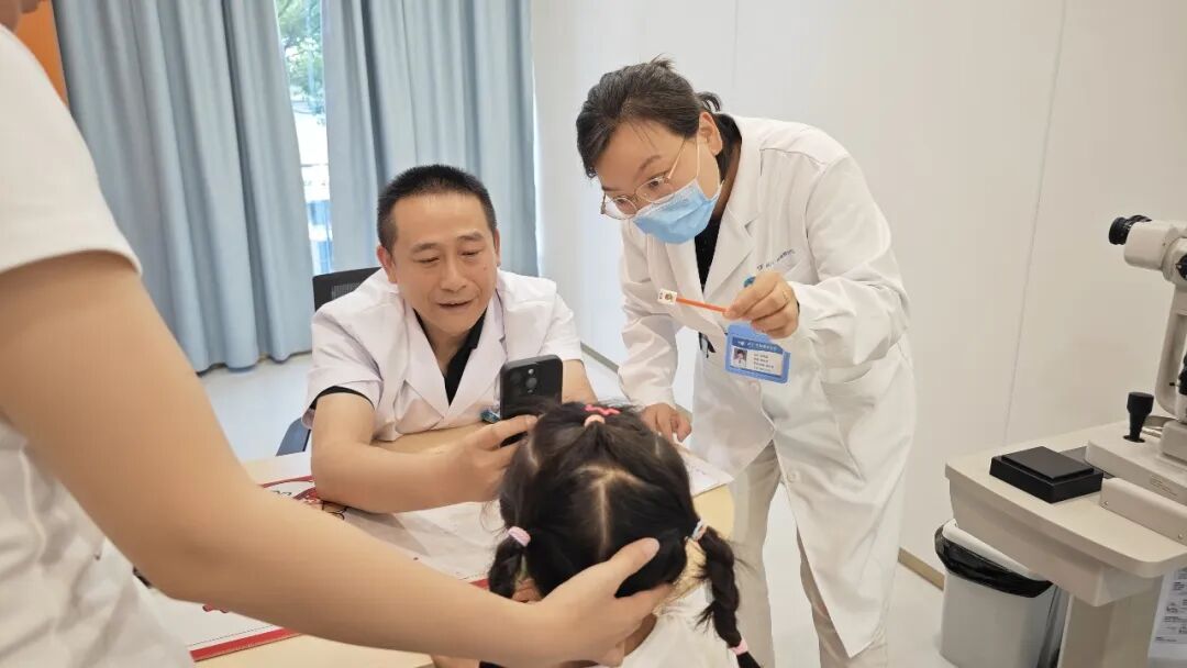 别让“小眼镜” 过早“盯上”孩子!小儿近视防控全攻略
