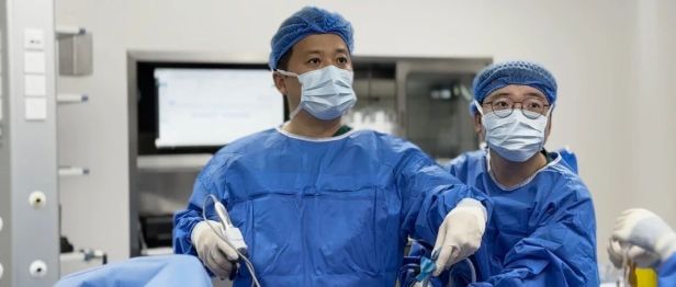以为只是肠胃不舒服，一查竟长了近 10 cm 大「炸弹」！