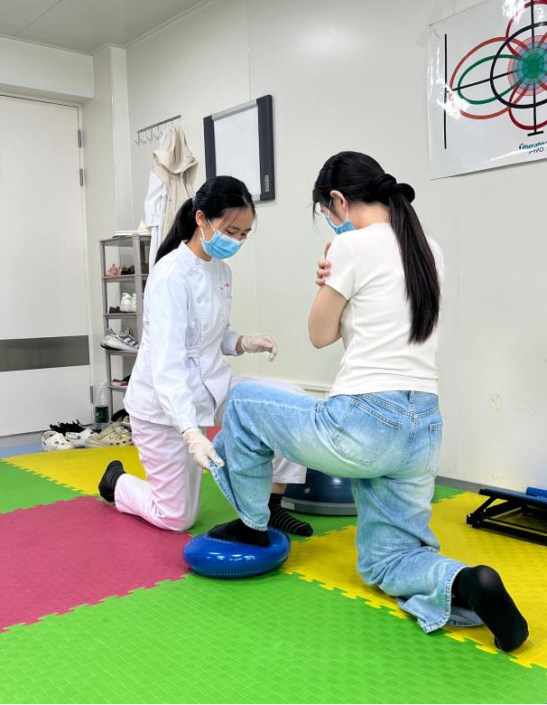暖医情·便民行丨从晨光到灯火：一名康复治疗师的一天