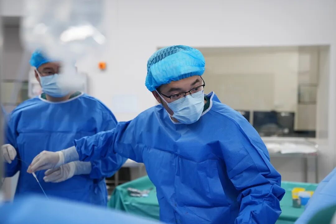 从坐轮椅入院到术后次日出院，微创介入为六旬患者打通闭塞下肢血管
