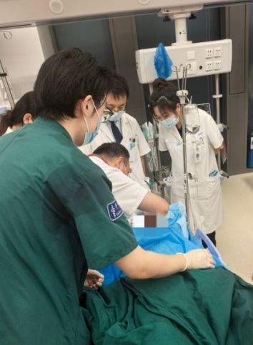 抢救室里的特殊「家人」|国文医院急诊科家属未至守护不止