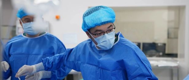 从坐轮椅入院到术后次日出院，微创介入为六旬患者打通闭塞下肢血管