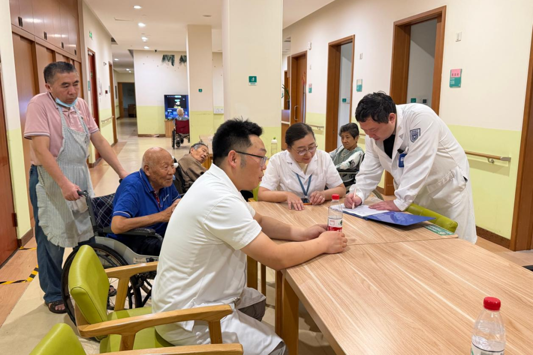 医心暖夕阳，健康常相伴｜南京江北医院专家团队走进养老院，把健康送到老人床边