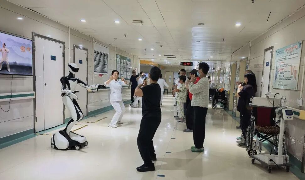 “社牛”机器人入职医院:带操、巡房、答疑问,患者:想把它“拐”回我家当管家!