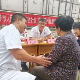 【优质服务】赶集日里来了“专家号” ——总医院多学科团队赴143团开展义诊活动