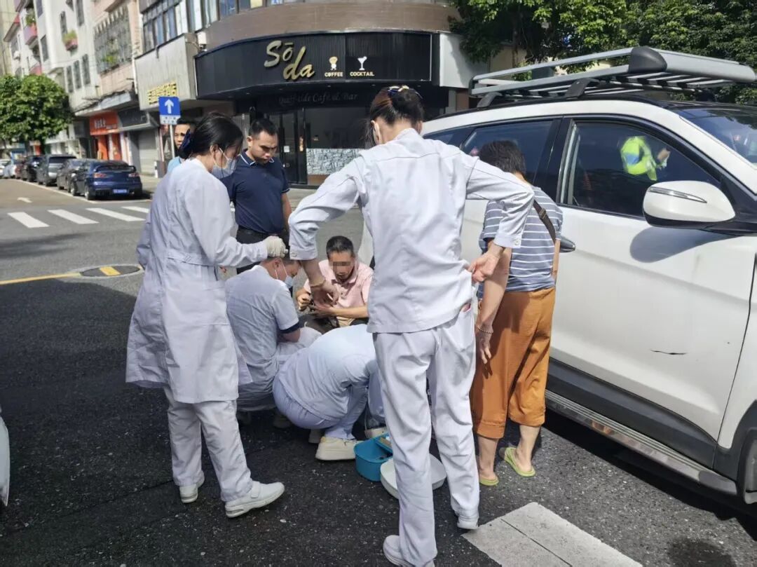 危急时刻,恰逢白衣天使!和祐医护路遇车祸伸援手