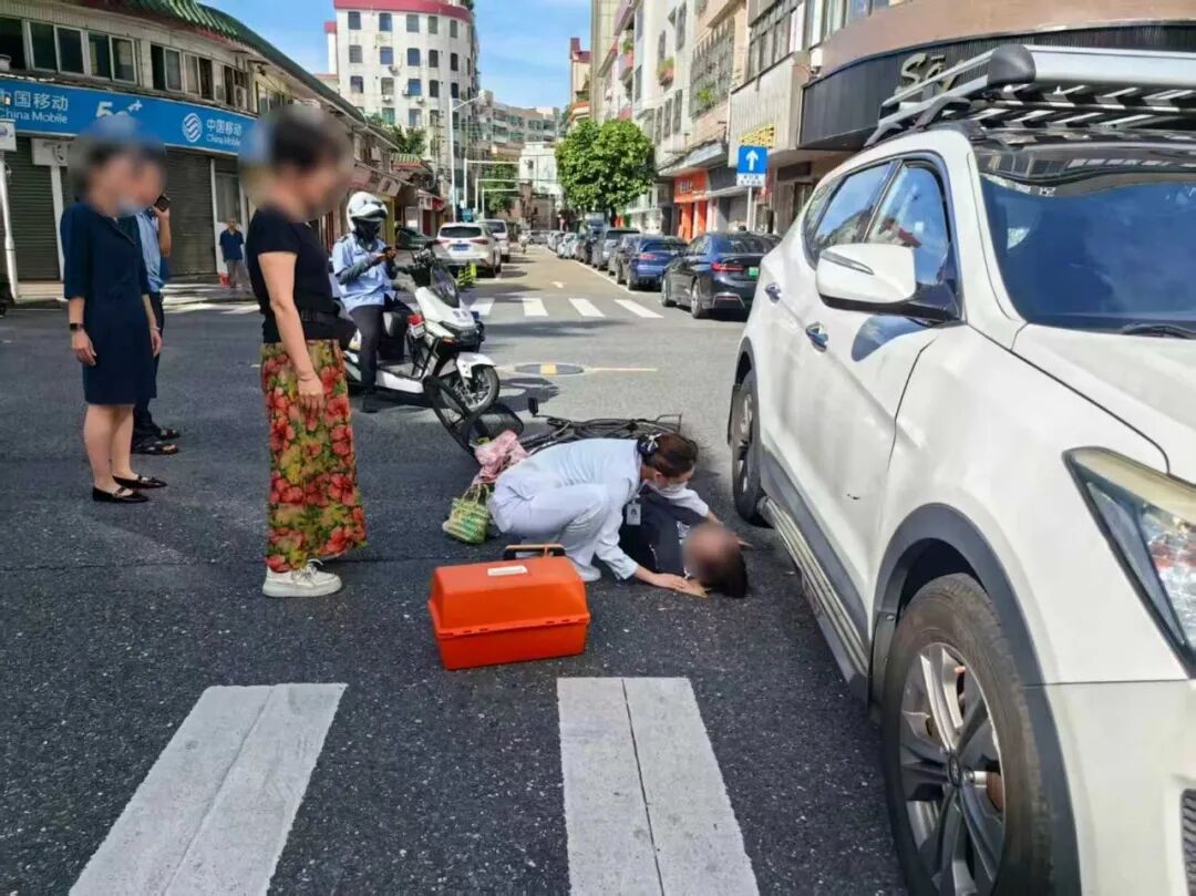 危急时刻,恰逢白衣天使!和祐医护路遇车祸伸援手
