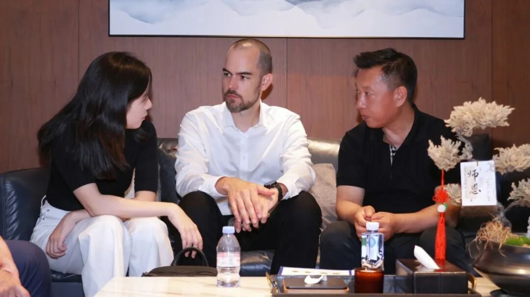 卡尔蔡司全球产品经理莅临茗视光眼科参观交流