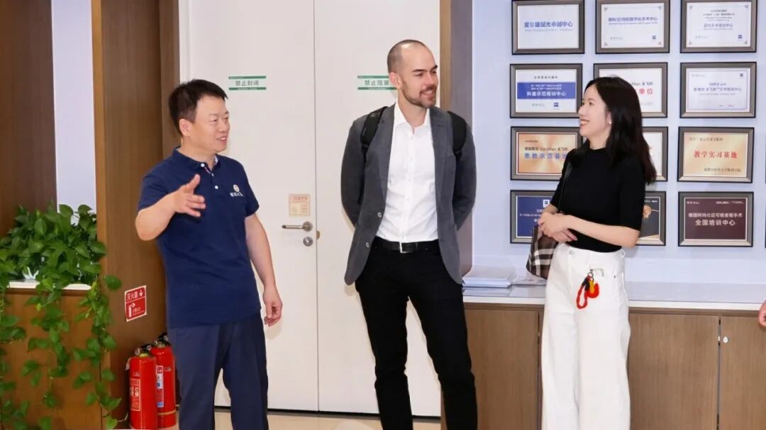卡尔蔡司全球产品经理莅临茗视光眼科参观交流