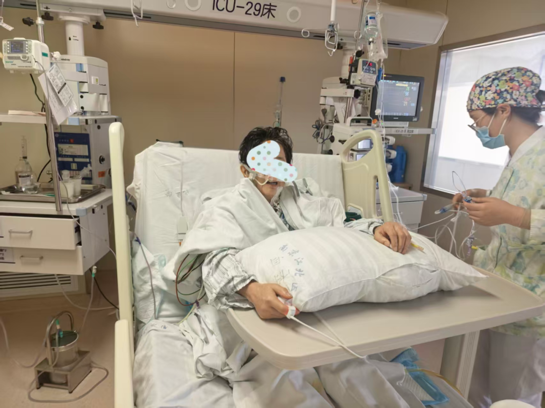 鏖战生死晨昏|七旬老人小肠穿孔诱发多器官衰竭,普外科携手重症医学科接力攻坚挽回生机