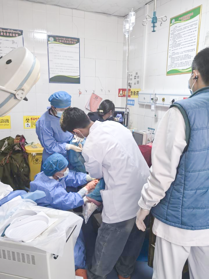 雪域高原紧急施救 援藏医者勇担使命