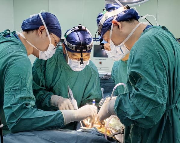【陕西日报整版】七秩仁心向家国:从守护健康陕西到挺膺健康中国——写在西安交大一附院建院七十周年之际
