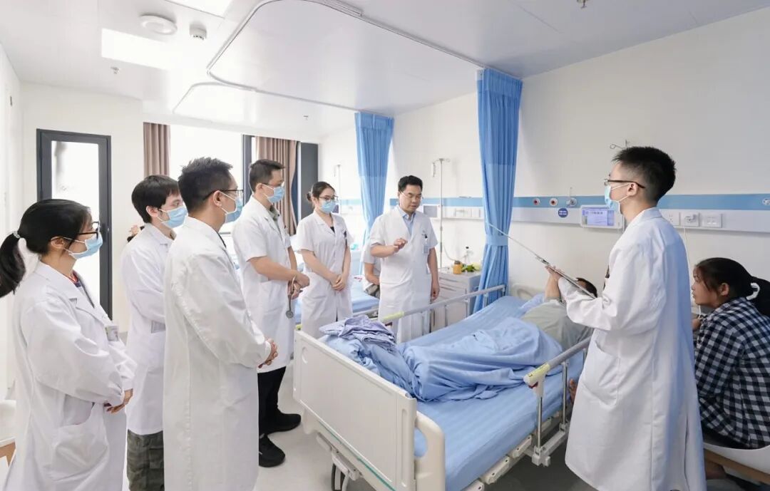 喜讯!广西医科大学第一附属医院黄锋老师荣获“广西优秀教育工作者”称号