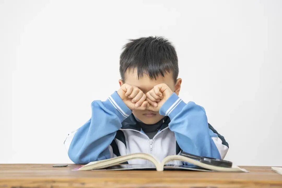 新学期换座位,坐两侧更伤眼?