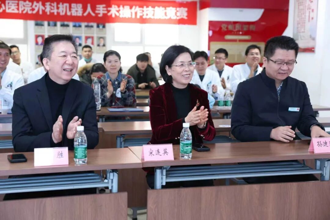 从腔镜基本功到机器人手术100例：两个妇科团队的十年"笨功夫"