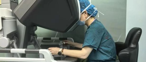 从腔镜基本功到机器人手术100例：两个妇科团队的十年"笨功夫"