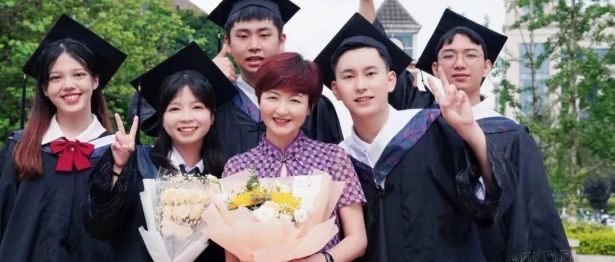 教师节喜报！郑锦花教授荣获2026年全区“广西教学名师”称号