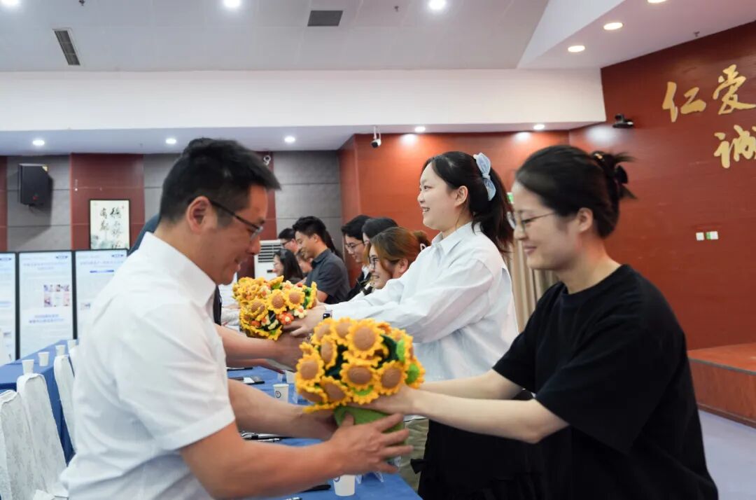 教师节快乐！今天，绵阳市中心医院的C位属于你们