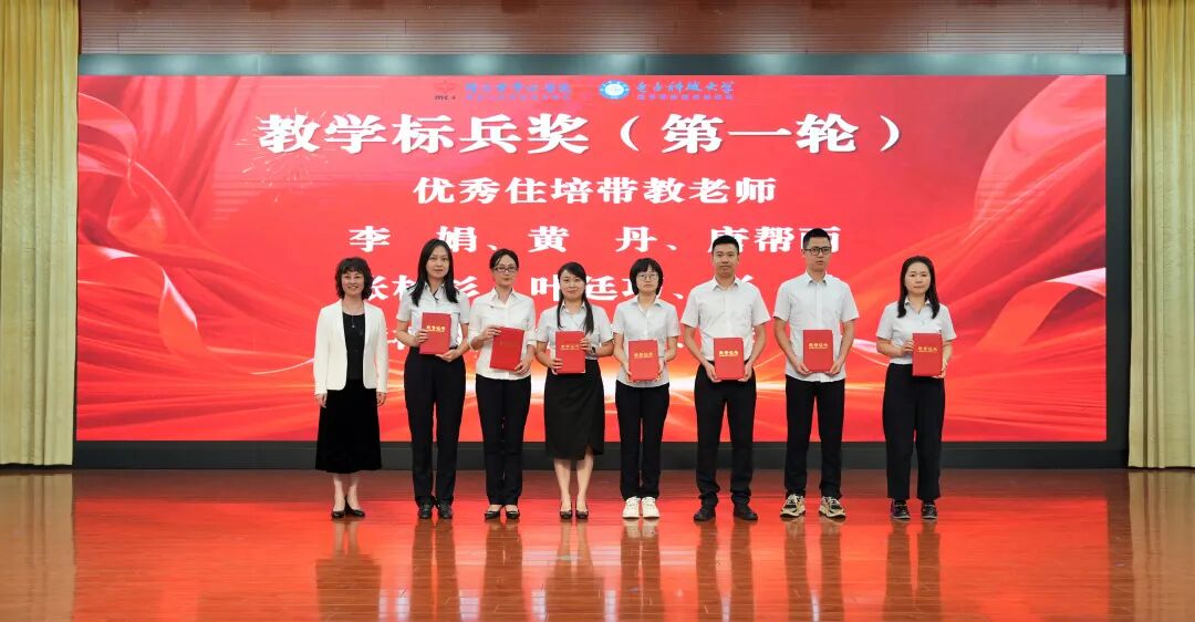 教师节快乐！今天，绵阳市中心医院的C位属于你们