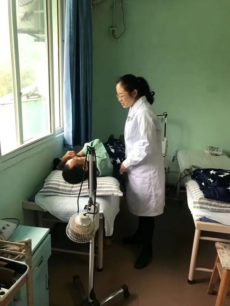 【人医榜样】中西兼修守康复 仁心笃行践初心——记合江县人民医院2026年度十佳医师裴丽
