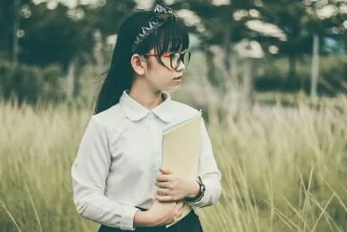 别让“小眼镜” 过早“盯上”孩子!小儿近视防控全攻略