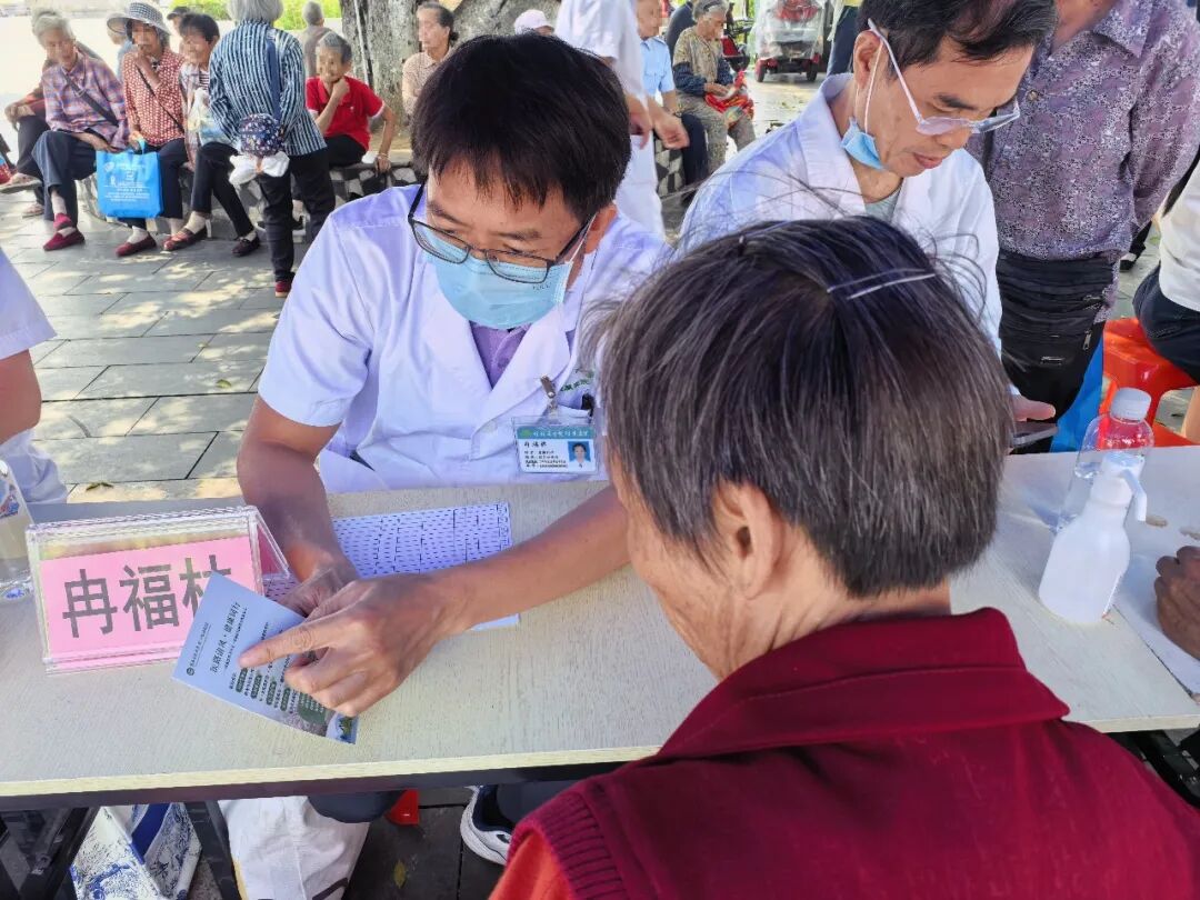 我院15个党支部赴钟山县人民医院开展“医路清风”主题党日暨健康服务下基层系列活动