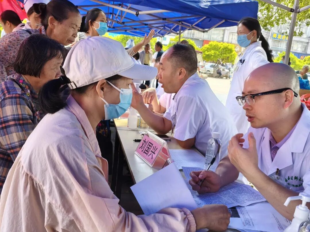 我院15个党支部赴钟山县人民医院开展“医路清风”主题党日暨健康服务下基层系列活动