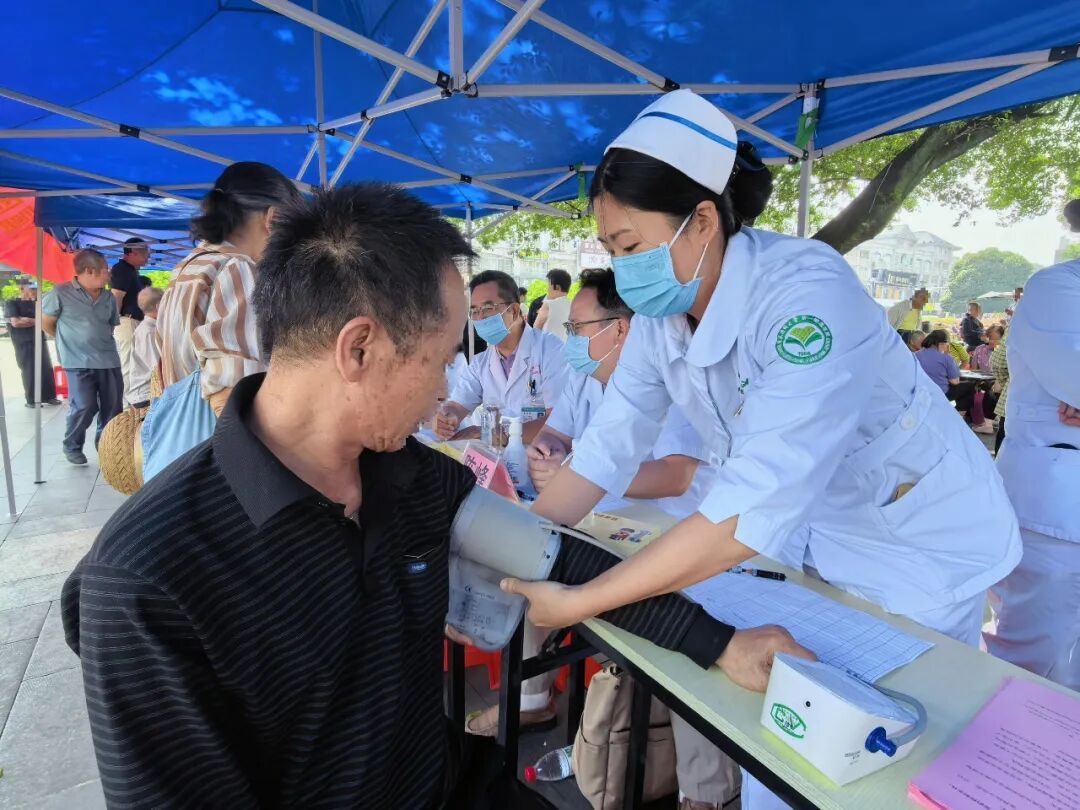 我院15个党支部赴钟山县人民医院开展“医路清风”主题党日暨健康服务下基层系列活动