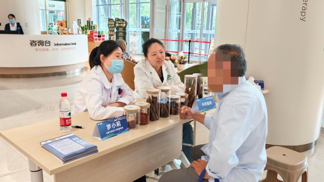 我院成功举办2026年世界药师日安全用药系列活动 ——“药”您健康，药师在您身边