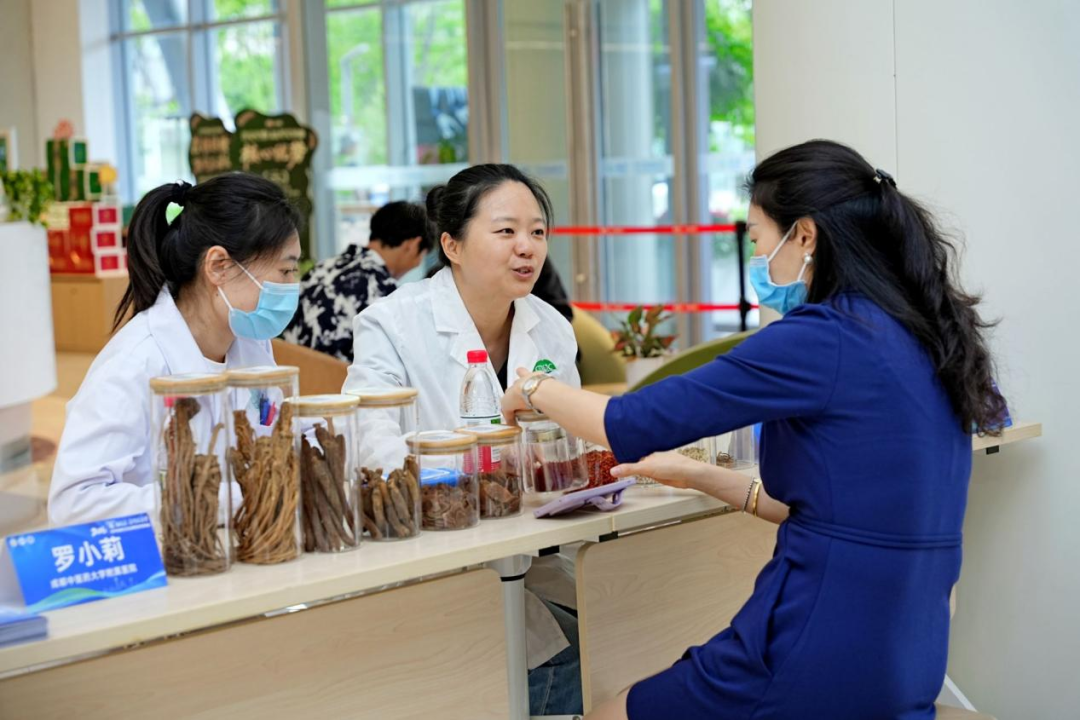 我院成功举办2026年世界药师日安全用药系列活动 ——“药”您健康，药师在您身边