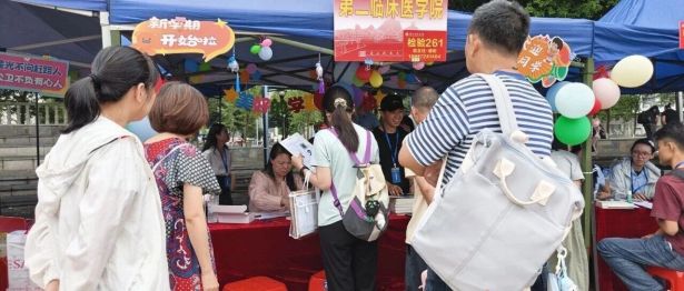 【院事】喜迎2026级新生，暖心礼包伴学子启航