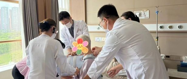 84岁腰椎骨折，又合并肺炎、心律失常，她是怎么闯过来的？