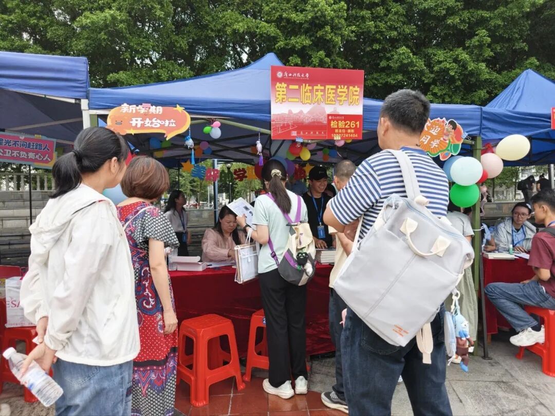 【院事】喜迎2026级新生，暖心礼包伴学子启航