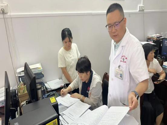 一支部一品牌|行政第四党支部:仁泽四方·医路先锋