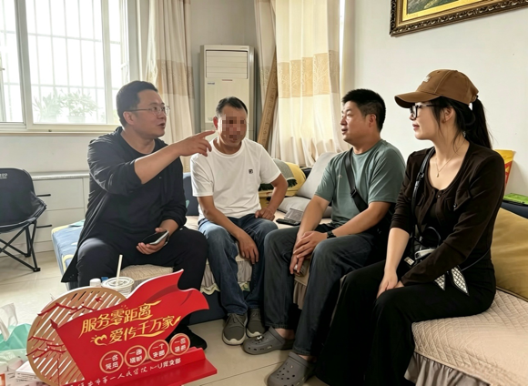 undefined 出院不“断联”,关爱送到家 ——淮安市一院重症医学科党支部开展出院患者家访活动