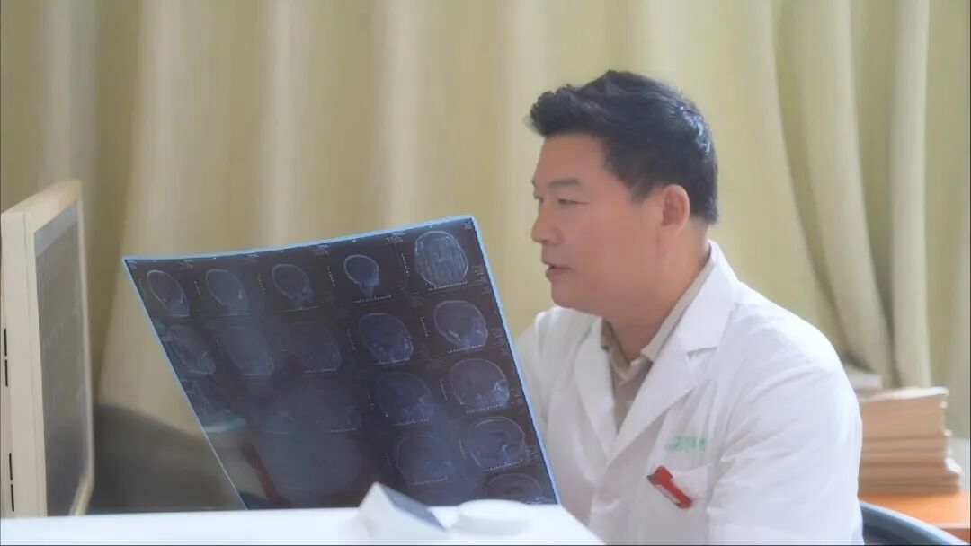 名医档案|周东学:在纤毫之间,探索颅脑疾病精准治疗的边界