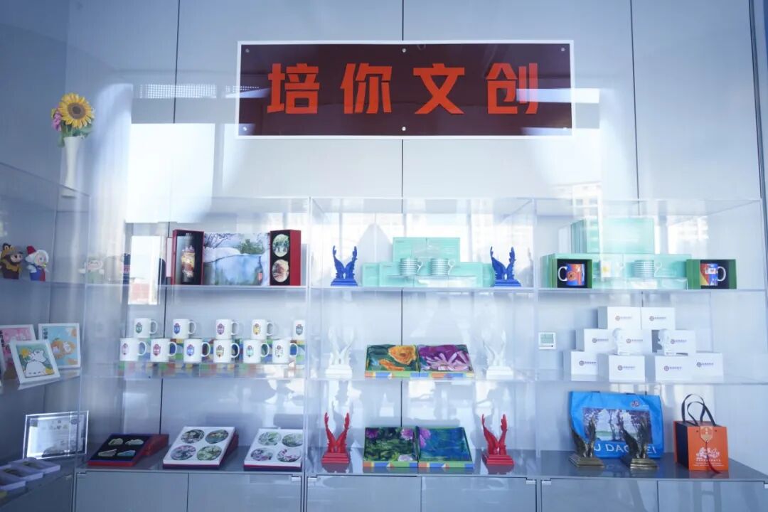 一隅港湾,予光予暖,“培你文创”在燕达陆道培医院与您相遇