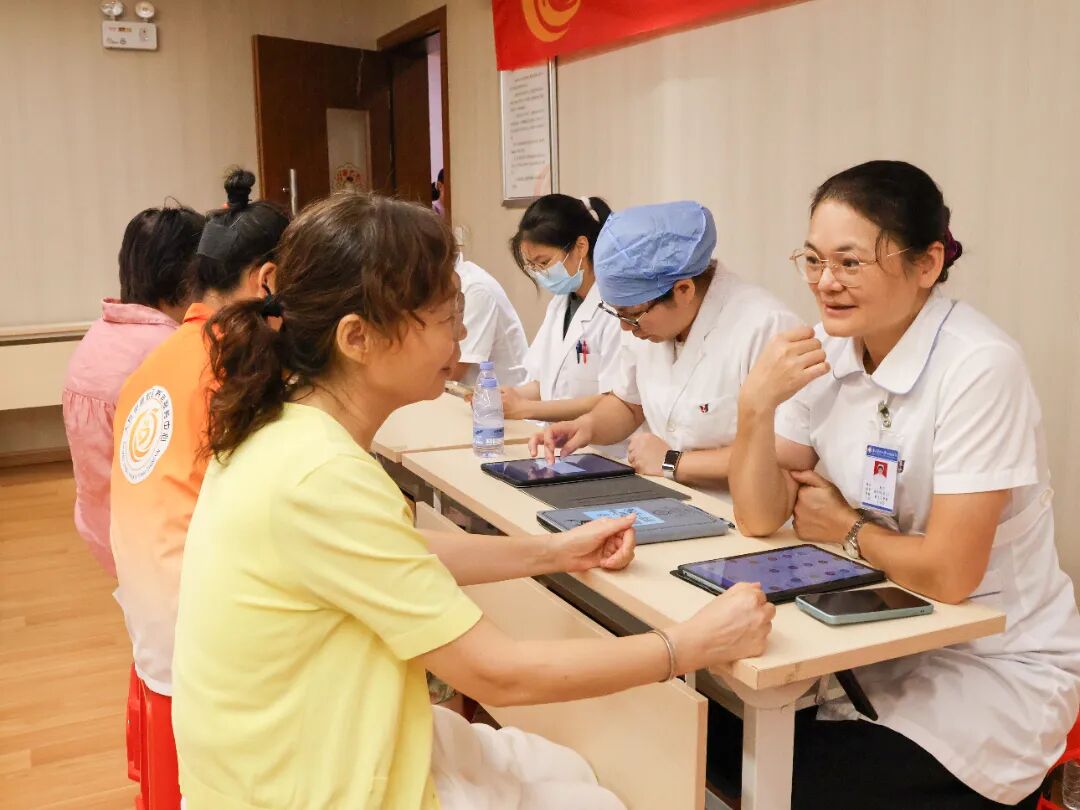 早一步识别 多一份记忆丨我院走进社区开展阿尔茨海默病日公益筛查