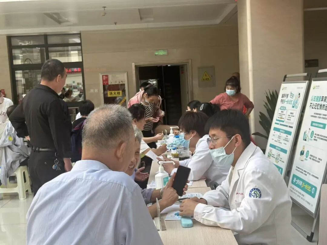 守护认知健康 情暖老年群体｜西安市第三医院神经内科开展阿尔茨海默病主题月系列义诊活动