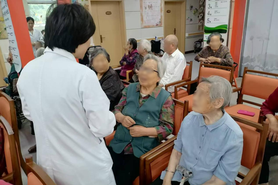 守护记忆,关爱银龄——阜阳六院走进社区开展阿尔茨海默病义诊宣教活动