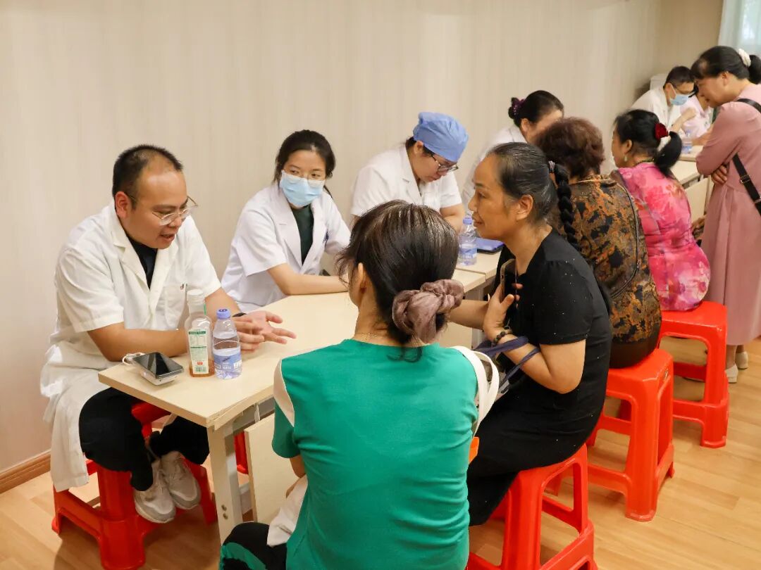 早一步识别 多一份记忆丨我院走进社区开展阿尔茨海默病日公益筛查