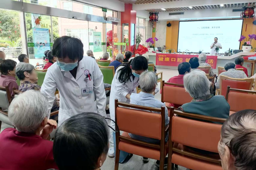 守护记忆,关爱银龄——阜阳六院走进社区开展阿尔茨海默病义诊宣教活动